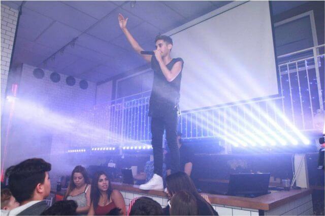 זמר באירוע בניין אירועים