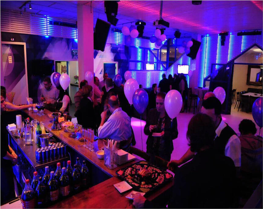 אנשים באירוע חברה בניין אירועים